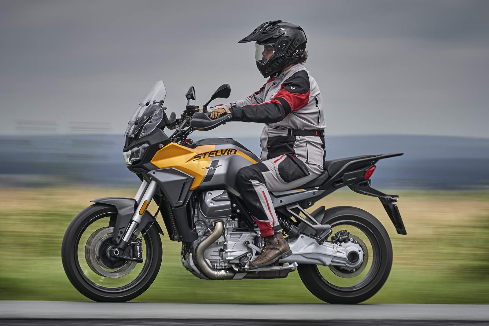 Honda Africa Twin CRF 1100 vs Moto Guzzi Stelvio